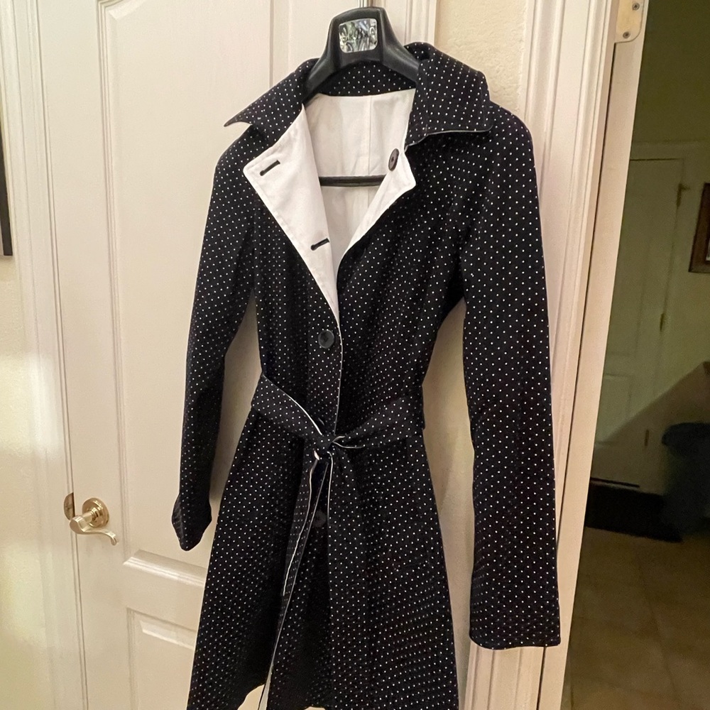 Johnston and Murphy reversible black and white women’s trench coat